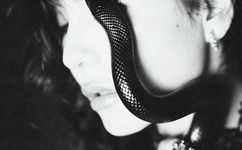 大叔举红酒杯做核酸